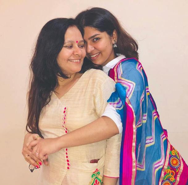 Nidhi-Bhanushali-with-her-mother