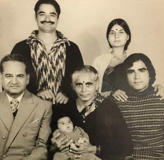 Family-pic-of-Pooja-Batra