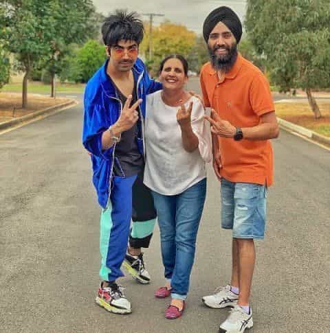 Hardy sandhu with his mother and brother