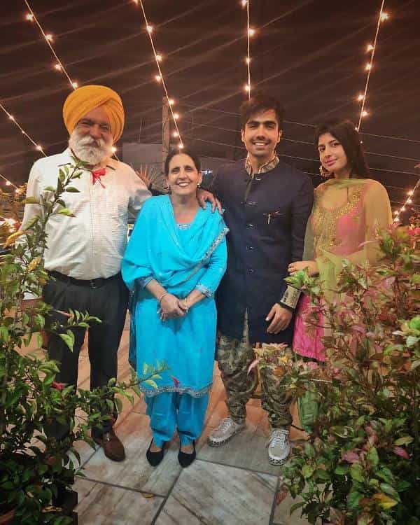 Hardy sandhu with his parents and girlfriend