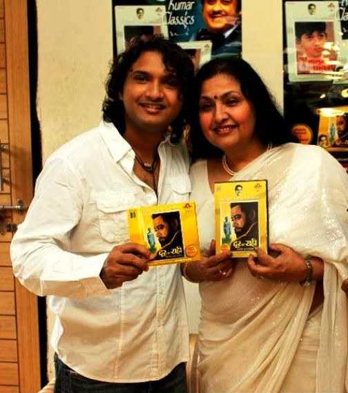 Leena-Chandavarkar-With-Her-Son-Sumeet-Kumar