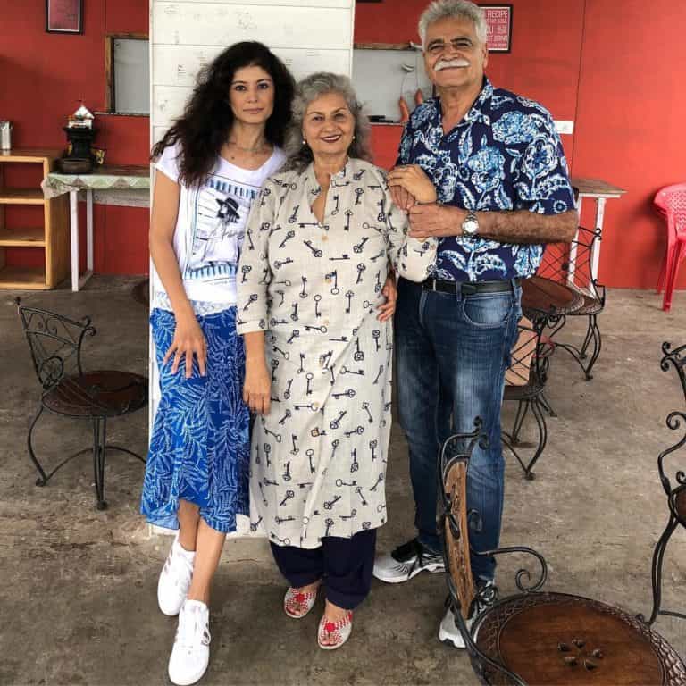 Pooja-Batra-with-her-parents