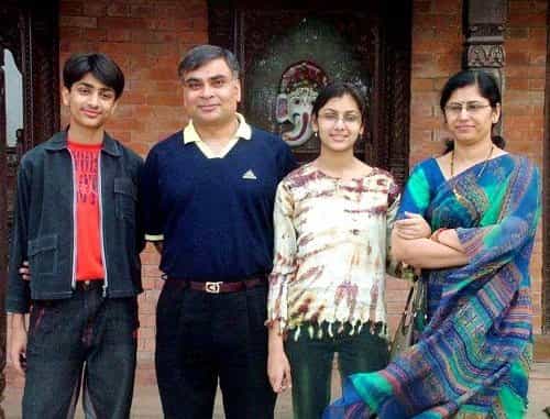 Sriti-Jha-with-her-parents and brother