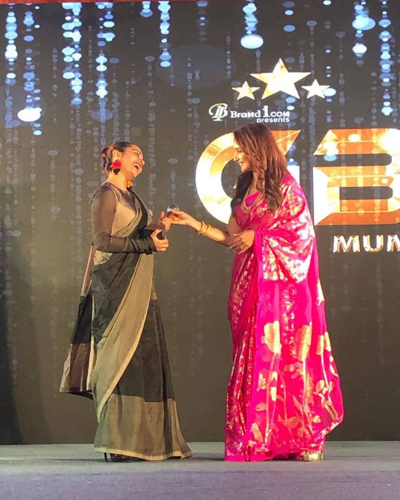 Apoorva Arora getting Award from Madhuri Dixit