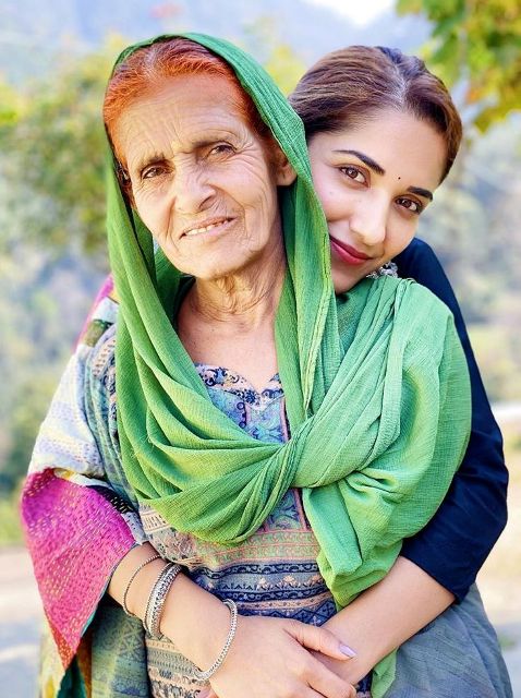 Ruhani-Sharma-with-her-grandmother
