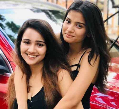 Ashi-Singh-with-Sister