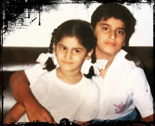 Nikitin-Dheer-childhood-photo-with-her-sister